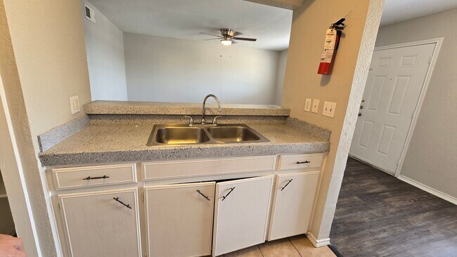 Building Photo - One bedroom one bath in Balcones Heights ready for move in!