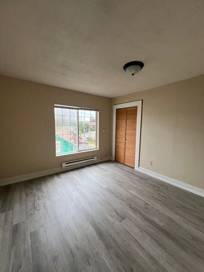 Building Photo - 2129