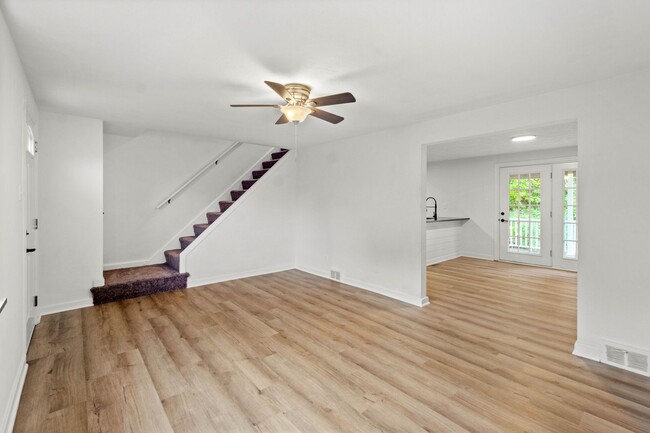 Building Photo - AVAILABLE OCT 1ST!! GORGEOUS 2 BEDROOM HOU...