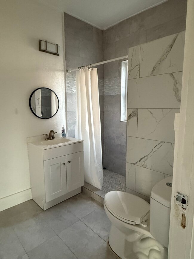 Building Photo - 808 E Oak St