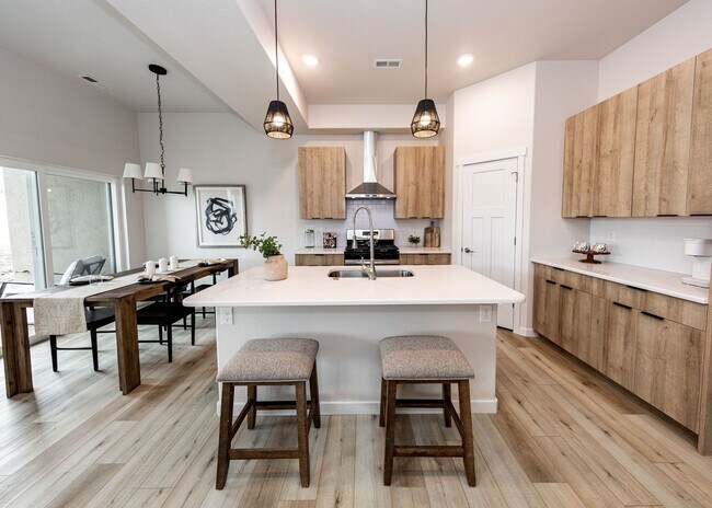 Building Photo - 3 Bedroom End Unit Luxury Townhome in Moun...