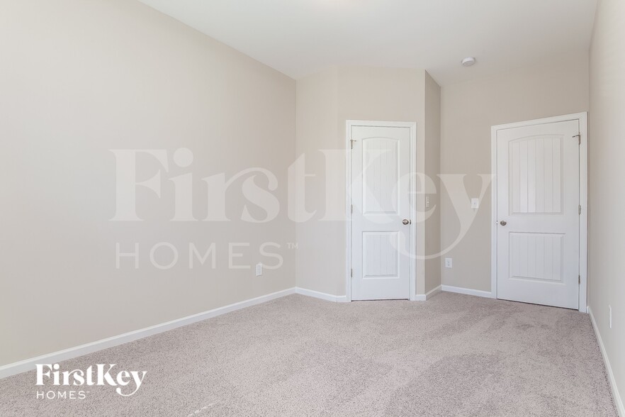 Building Photo - 5521 Begonia St