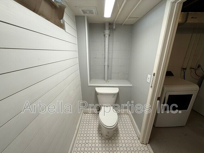 Building Photo - 1437 Valley St