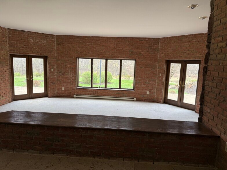 Family Room - 18020 Edwards Ferry Rd