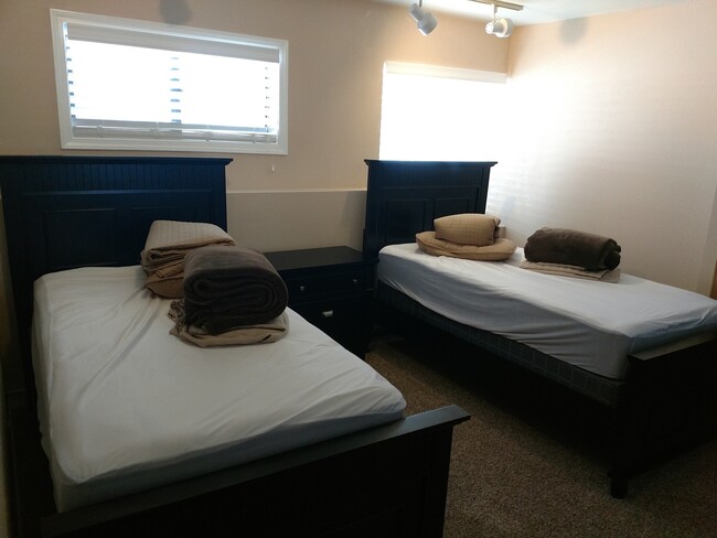 Building Photo - Large Furnished Townhome in Loch Haven Hills