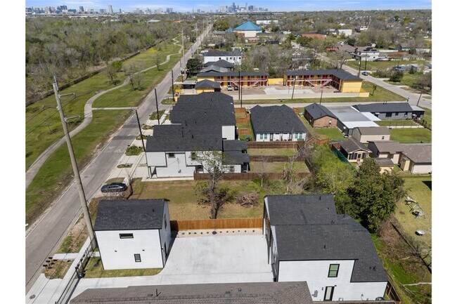 Building Photo - 9019 Comal St