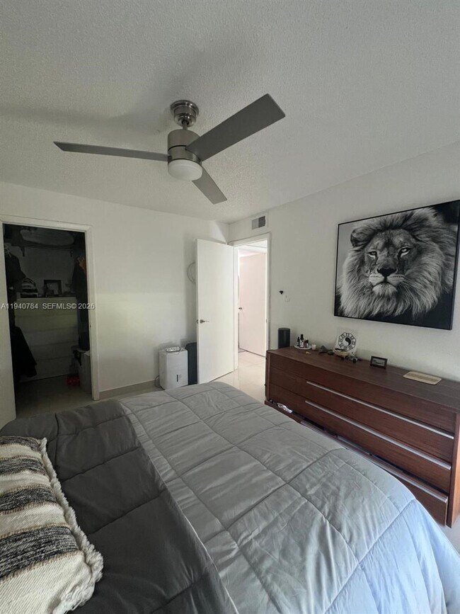 Building Photo - 550 S Park Rd