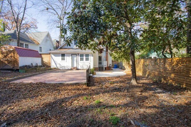 Building Photo - 3 Bedroom, 2.5 Bathroom in Shandon - The F...