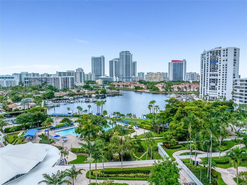 Building Photo - 2500 Parkview Dr