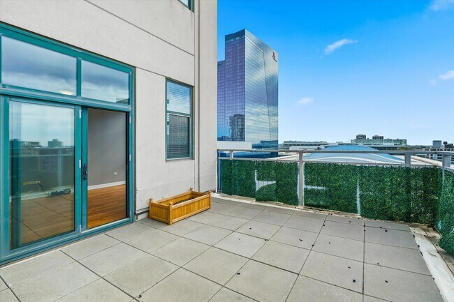 Building Photo - 221 E Cullerton St