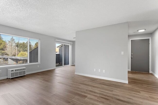 Building Photo - Affordable Comfort! Spacious 2-Bedroom Apa...