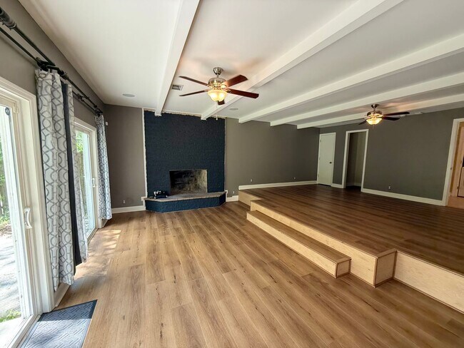 Building Photo - Spacious Updated Ranch in West Oak Forest