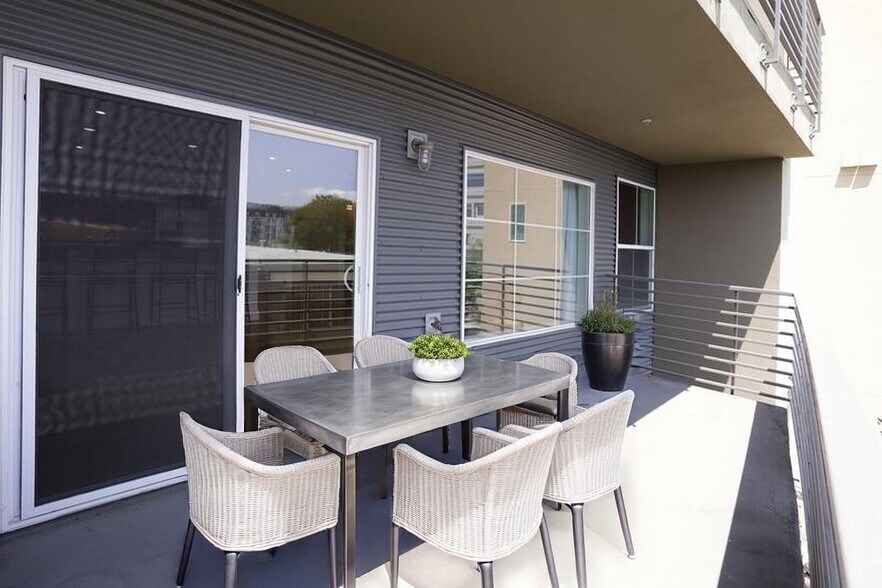 Balcony - 371 30th St