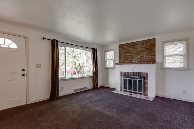 Building Photo - Shadle Park 3 Bedroom 2 Bath Home near Gar...