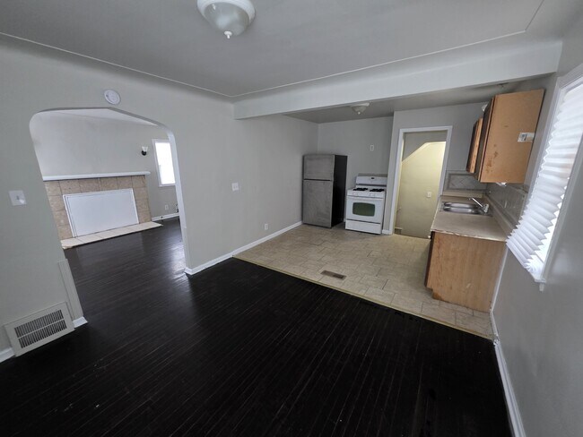 Building Photo - 16672 Lauder St