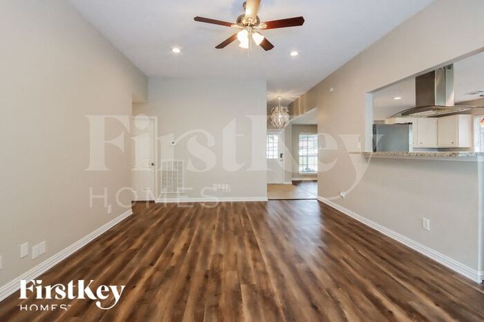 Building Photo - 18811 Singing Woods Dr