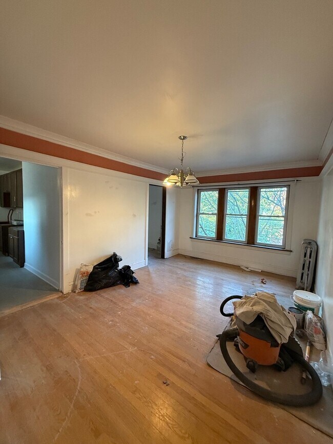 Building Photo - 2300 W Sunnyside Ave