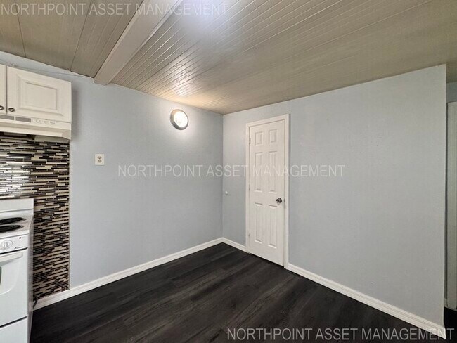 Building Photo - PRICE REDUCED FOR QUICK MOVE IN!! 2-2 Home plus 1 bed-1 bath Mother in Law Suite!