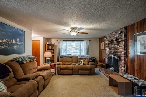 Building Photo - 262 SW River Dr