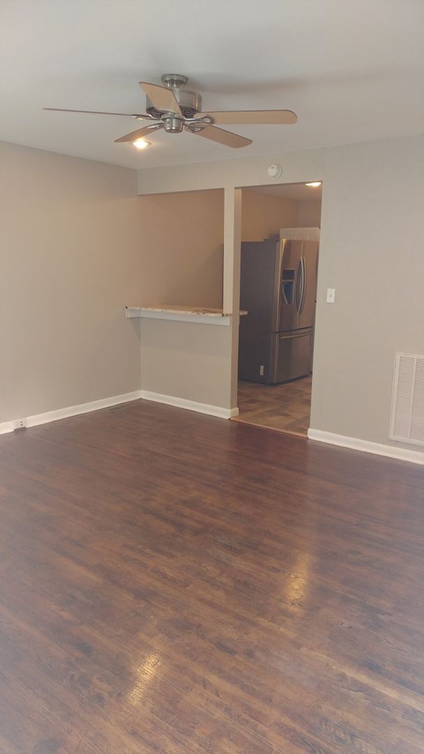 Building Photo - Lovely 2 Bed 1 Bath Triplex In The Heart O...