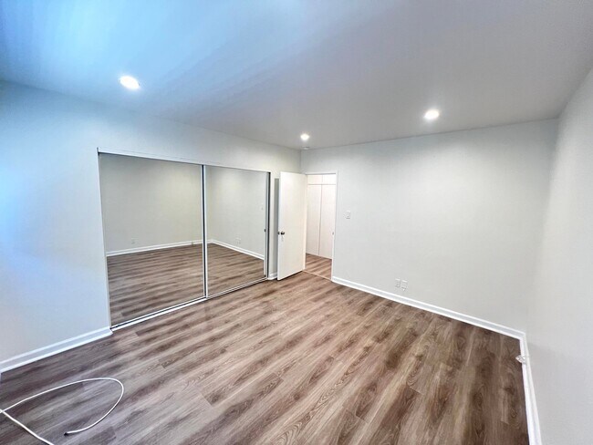 Building Photo - 2408 Ocean Park Pl S