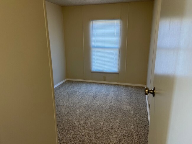 Building Photo - Newly updated 3 Bedroom 2 Bath