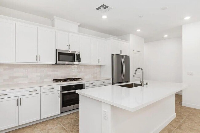 Building Photo - 73523 Travers St