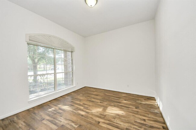 Building Photo - 32310 Archer Park