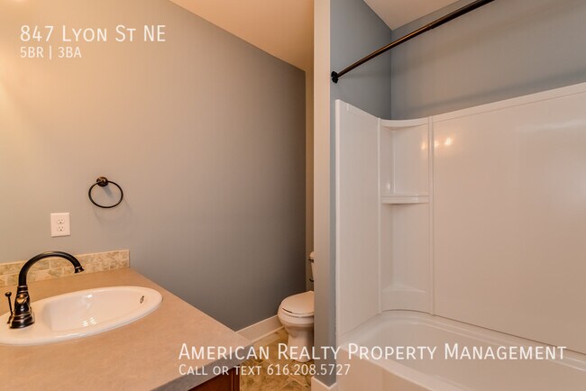 Building Photo - 847 Lyon St NE