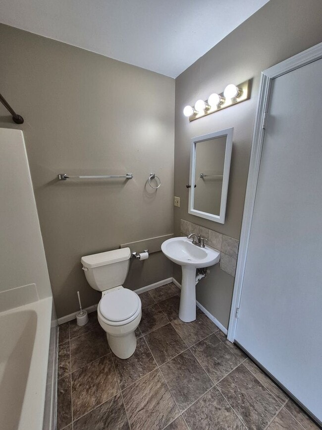 Building Photo - Charming 2 bed-1 bath in Bloomington