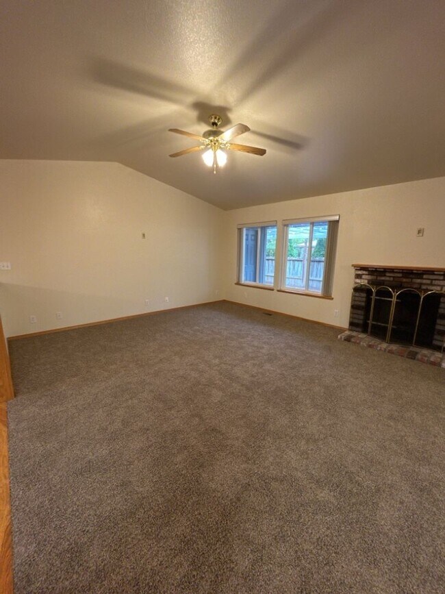 Building Photo - Cozy 3 Bedroom 2 Bath Home Located in Eureka