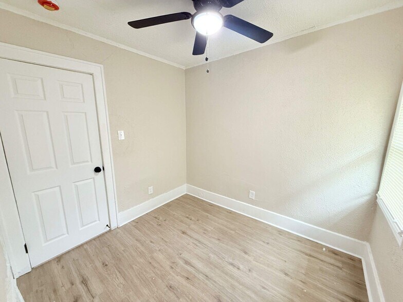 Building Photo - This beautifully updated 2-bedroom, 1-bath single-family home is ready for move-in!