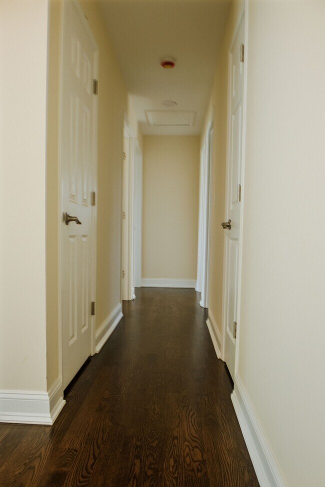 Building Photo - 1028 Valley Stream Dr