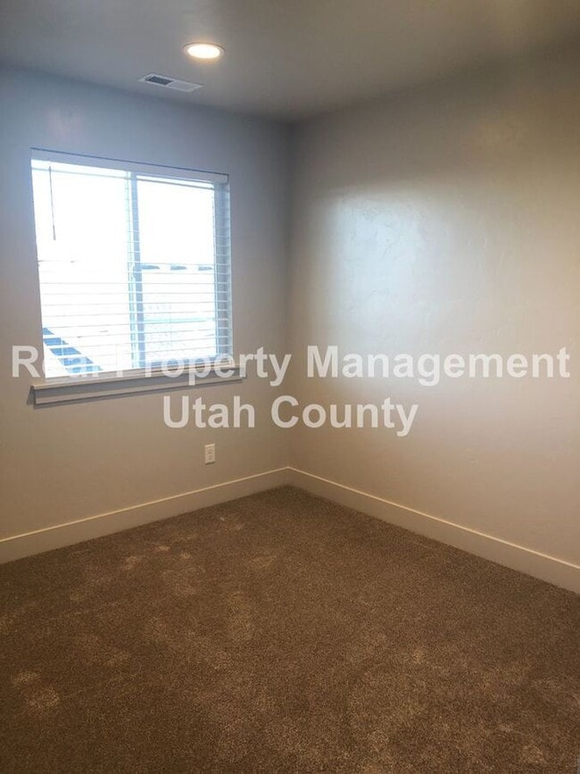 Building Photo - 189 610 S