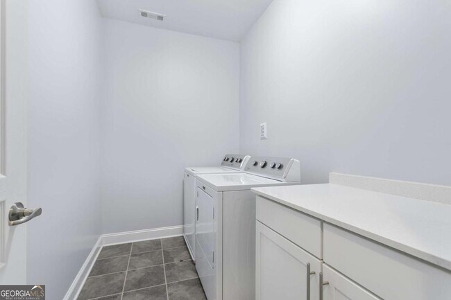 Building Photo - 330 La Perla Dr