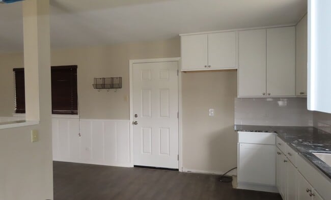 Building Photo - Spacious 3 Bedroom 2 Bathroom Home with LARGE Backyard!