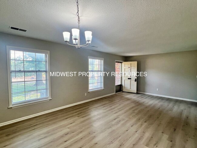 Building Photo - Stunning 2 Story townhome w/ outdoor Maintenance provided
