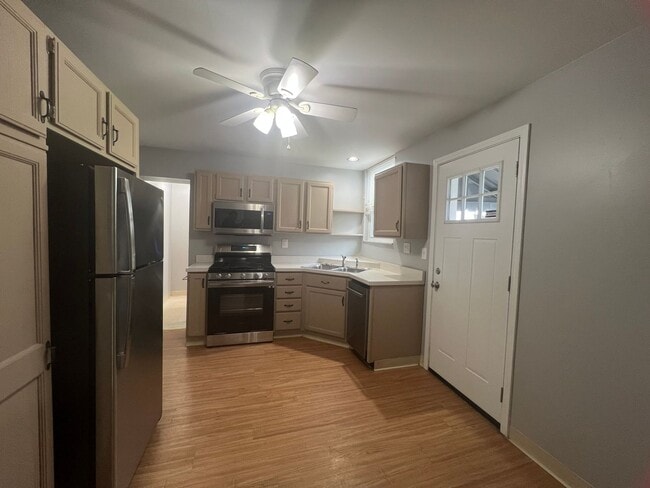 Building Photo - Beautiful 4 Bedroom/ 2 Bath with private c...