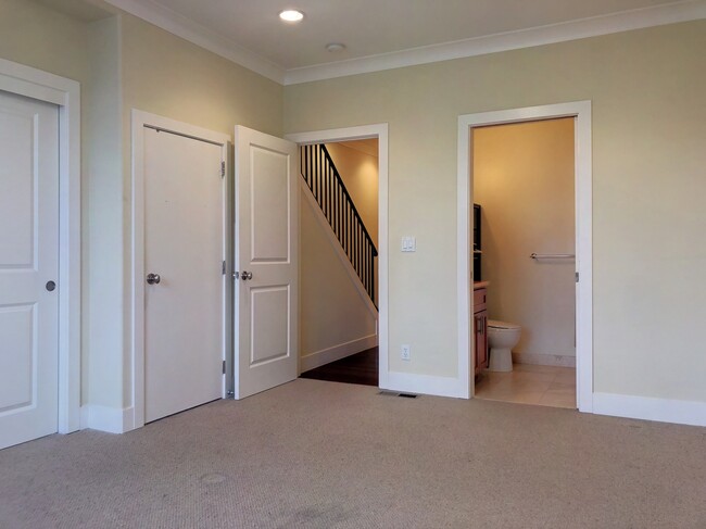 Building Photo - Tri-Level 3 Bed, 3 Bath Bernal Heights Tow...