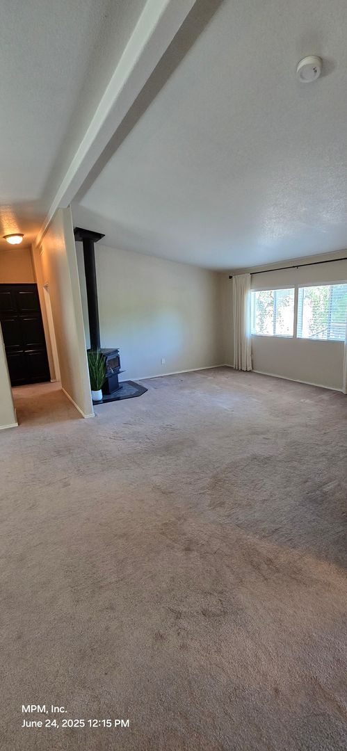 Building Photo - Large 3 bedroom home in the country