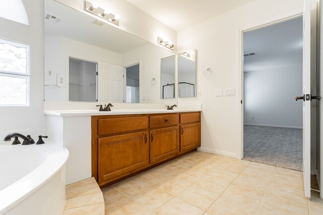 Building Photo - Beautiful Remodeled 3 Bed Home in the SW