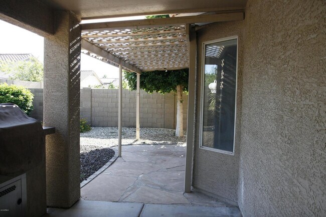 Building Photo - 1393 W Hopi Dr