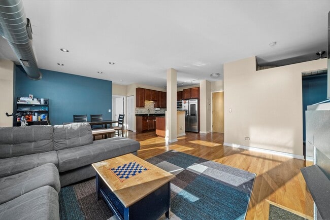 Building Photo - 1001 W 15th St