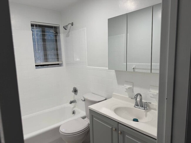 Building Photo - 19 Rossmore Ave