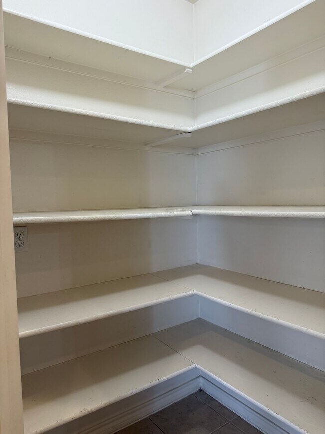 Building Photo - 4/2/2 with Fireplace - Wonderful YARD - Community Pool