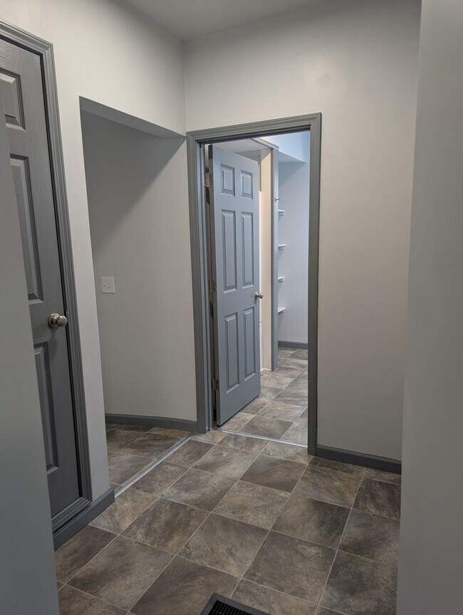 Building Photo - 473 Walnut St