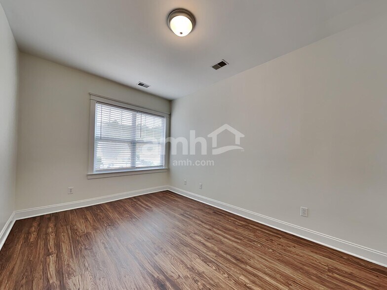 Building Photo - 206 Hydrangea St