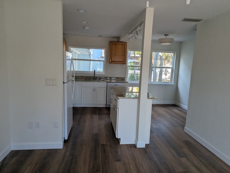 Building Photo - 2706 Pass a Grille Way