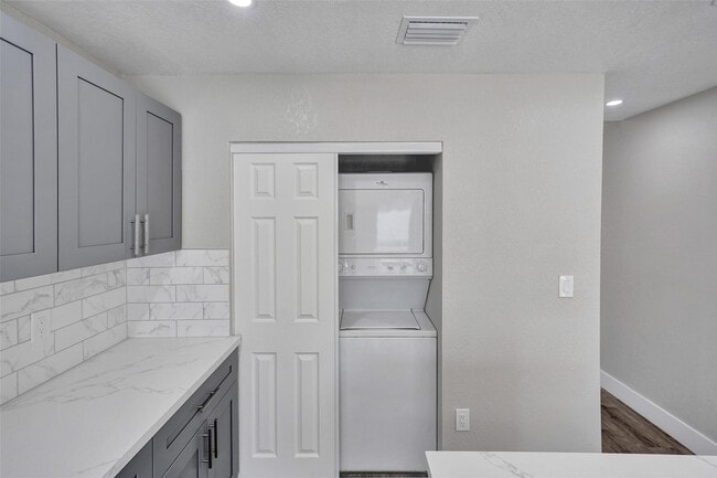 Building Photo - 2614 W 65th St