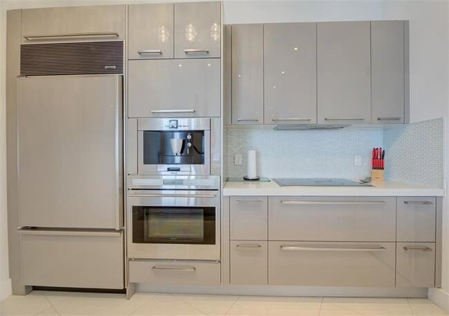 Building Photo - 15901 Collins Ave